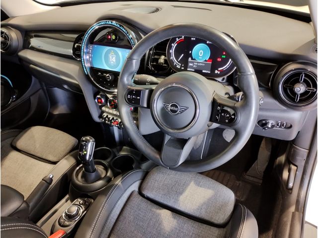 BMW MINI COOPER SD 5DOOR 2022 Image 31