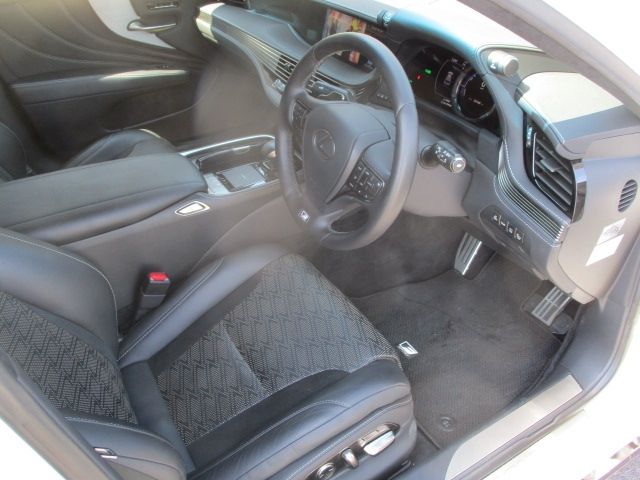 TOYOTA LEXUS LS500H 2017 Image 31