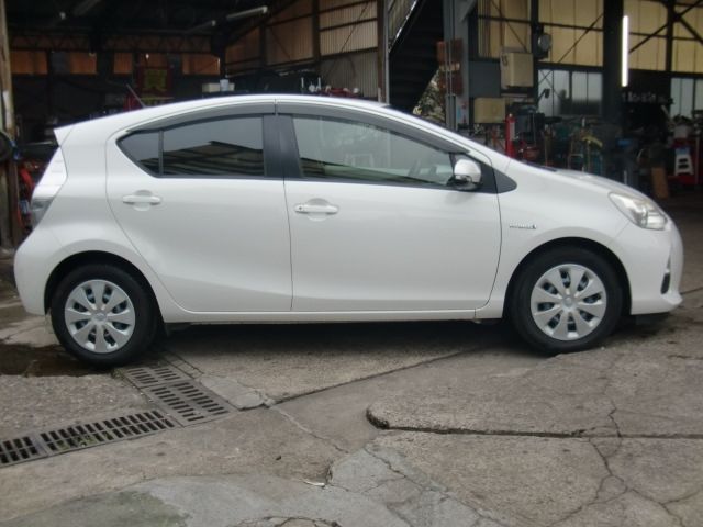 TOYOTA AQUA 2013 Image 31