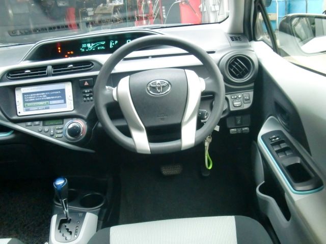 TOYOTA AQUA 2013 Image 31