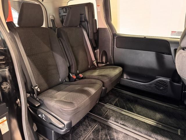 TOYOTA VOXY HYBRID 2015 Image 31