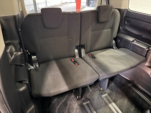 TOYOTA VOXY HYBRID 2015 Image 31