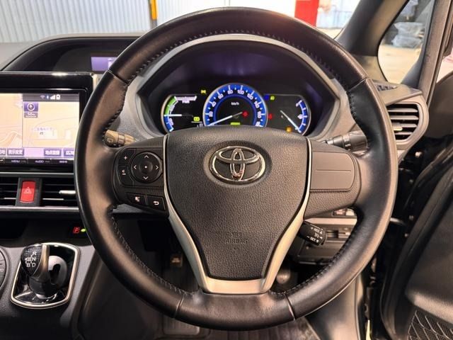 TOYOTA VOXY HYBRID 2015 Image 31