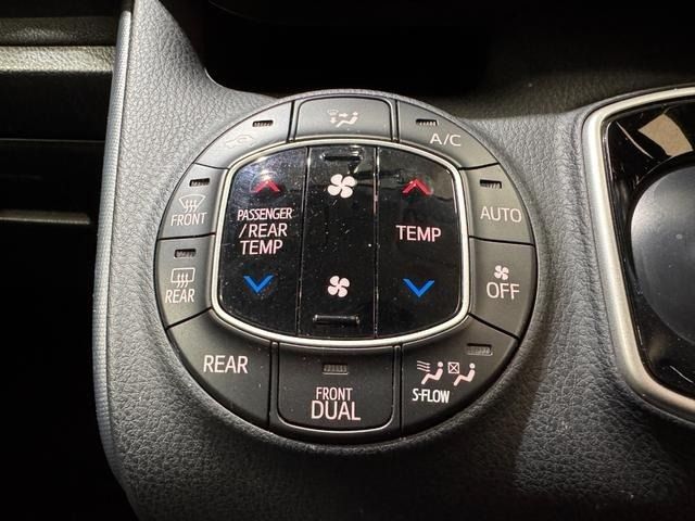 TOYOTA VOXY HYBRID 2015 Image 31