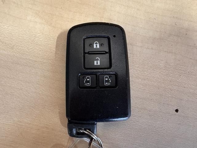 TOYOTA VOXY HYBRID 2015 Image 31