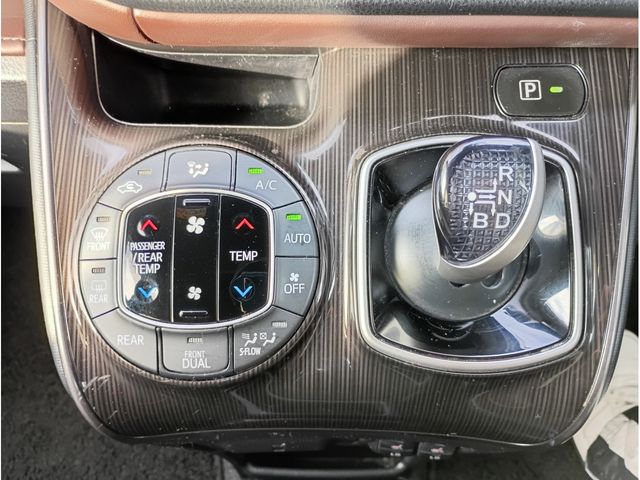TOYOTA ESQUIRE HYBRID 2019 Image 31
