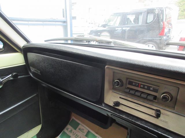 NISSAN SUNNY SEDAN 1972 Image 31