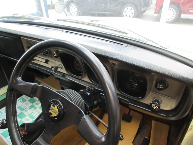 NISSAN SUNNY SEDAN 1972 Image 31