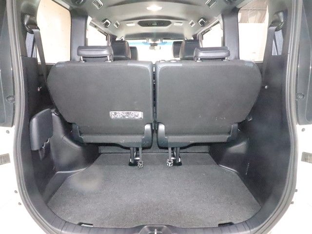 TOYOTA NOAH 2018 Image 31