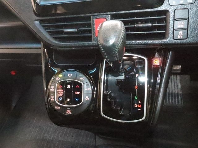 TOYOTA NOAH 2018 Image 31