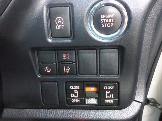 TOYOTA NOAH 2018 Image 31