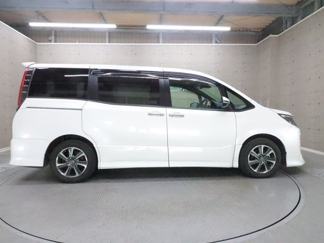 TOYOTA NOAH 2018 Image 31