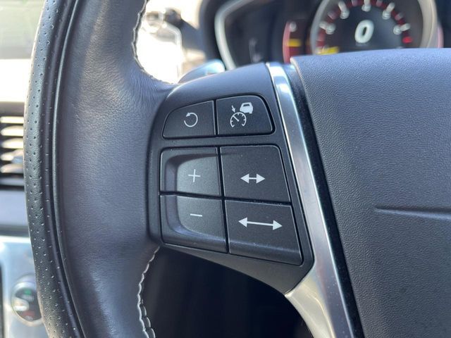 VOLVO V40 2015 Image 31