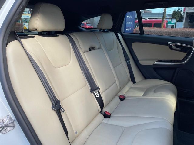 VOLVO V60 2017 Image 31