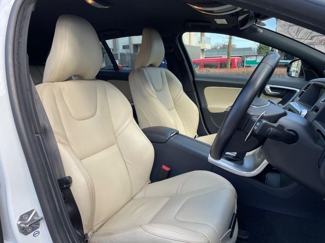 VOLVO V60 2017 Image 31