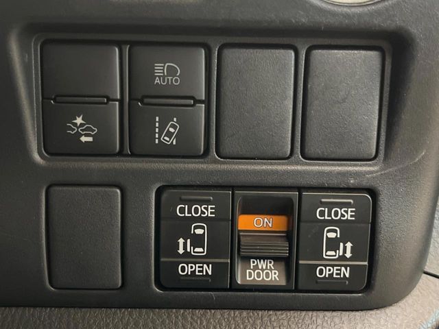 TOYOTA VOXY 2018 Image 31