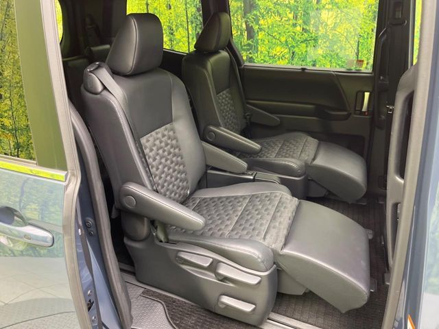 TOYOTA VOXY HYBRID 2022 Image 31