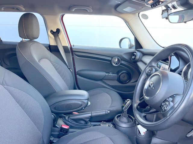 BMW MINI COOPER 5DOOR 2019 Image 31