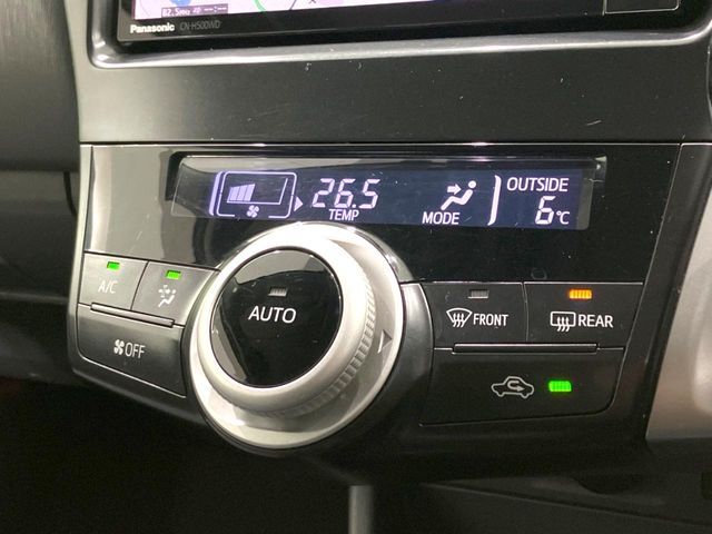 TOYOTA PRIUS ALPHA 2011 Image 31