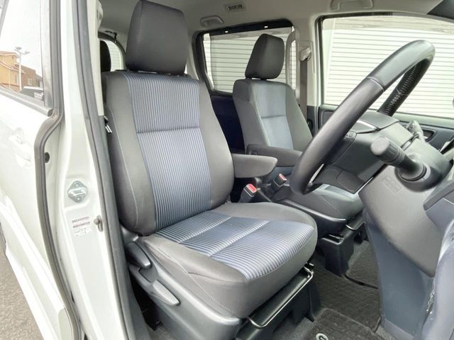 TOYOTA VOXY 2015 Image 31