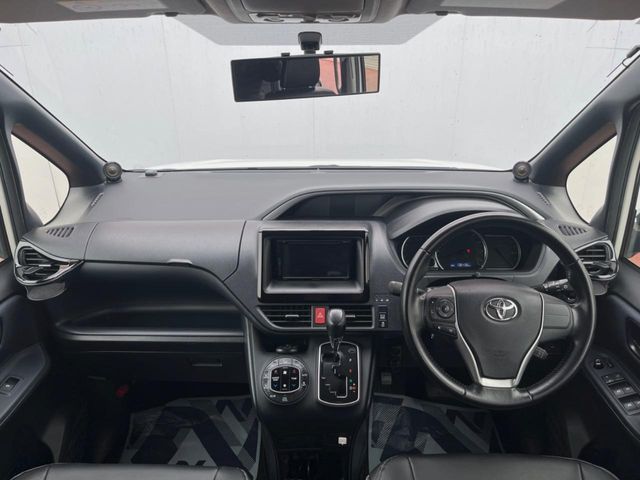 TOYOTA VOXY 2015 Image 31
