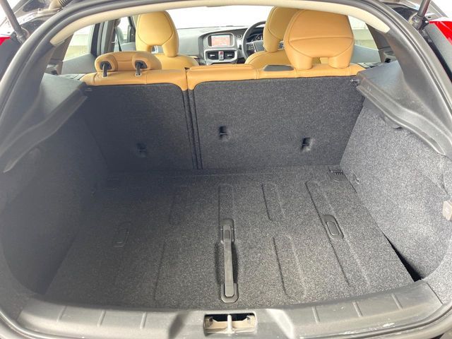 VOLVO V40 2020 Image 31