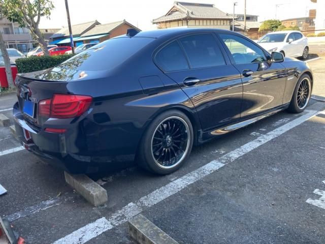 BMW 5SERIES SEDAN 2011 Image 31