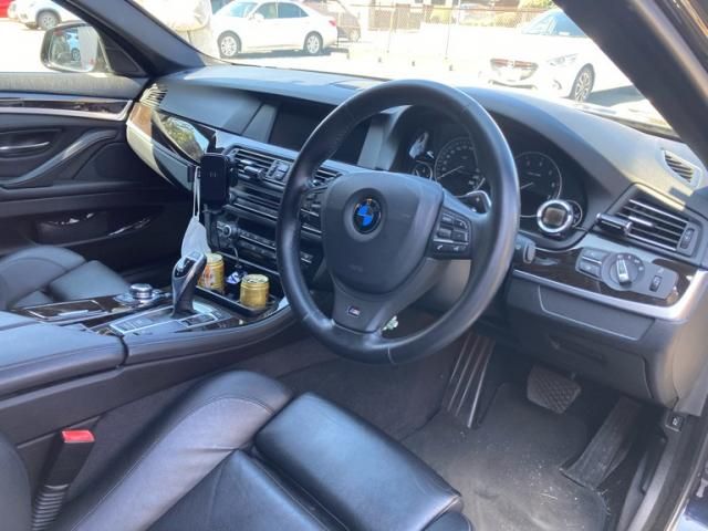 BMW 5SERIES SEDAN 2011 Image 31