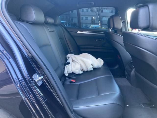 BMW 5SERIES SEDAN 2011 Image 31