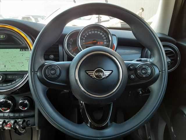 BMW MINI COOPER D 5DOOR 2019 Image 31