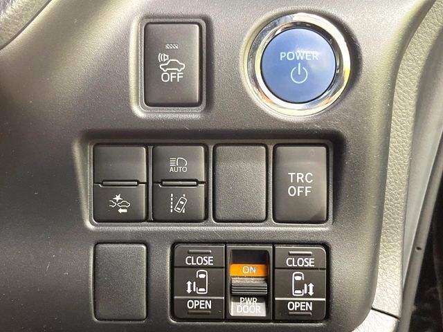 TOYOTA VOXY HYBRID 2018 Image 31