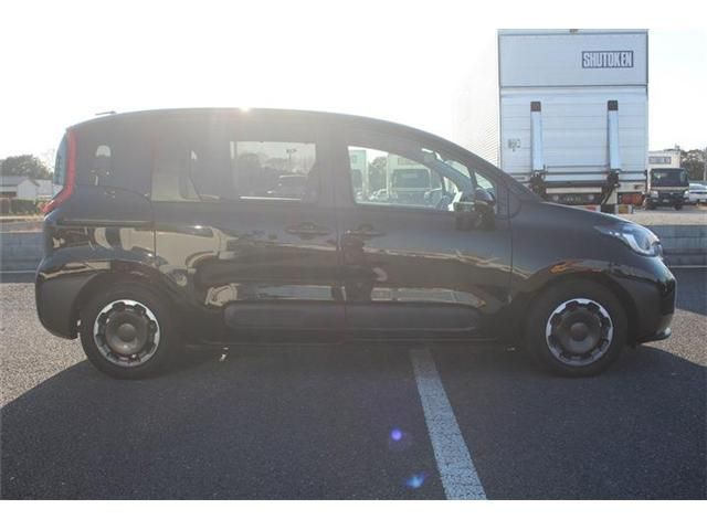 TOYOTA SIENTA HYBRID 2025 Image 31