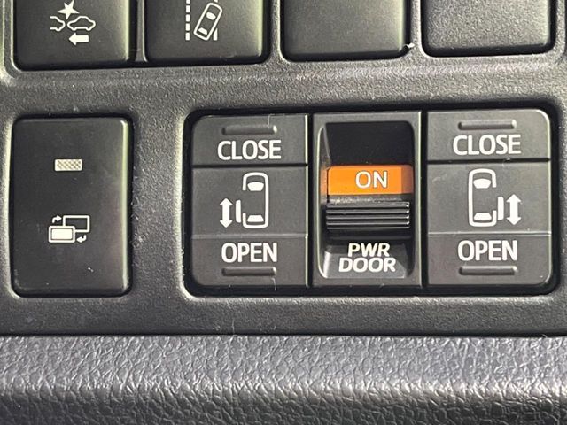 TOYOTA VOXY 4WD 2018 Image 31