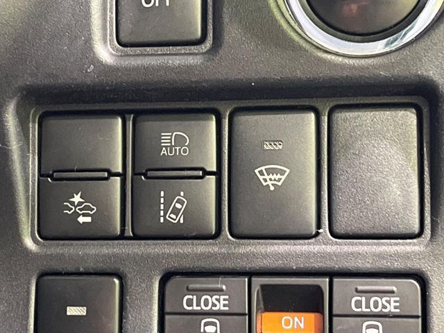 TOYOTA VOXY 4WD 2018 Image 31