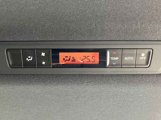 TOYOTA VOXY 4WD 2018 Image 31