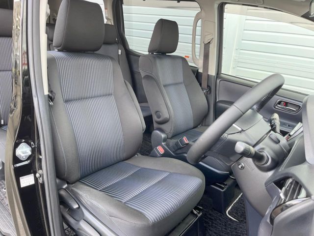 TOYOTA VOXY 2017 Image 31