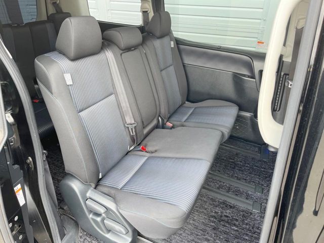 TOYOTA VOXY 2017 Image 31