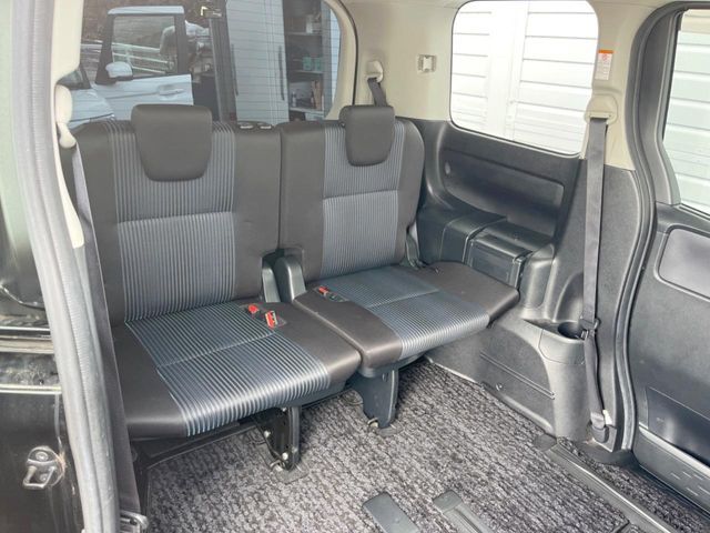 TOYOTA VOXY 2017 Image 31