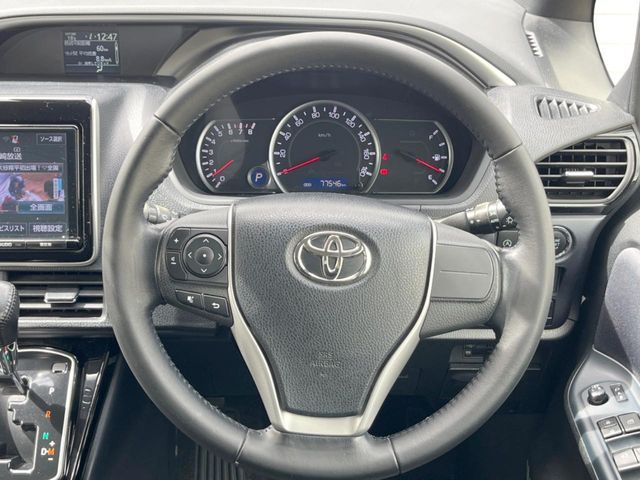 TOYOTA VOXY 2017 Image 31