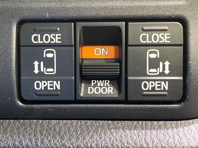 TOYOTA VOXY 2018 Image 31