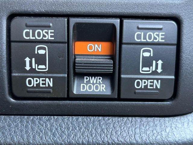 TOYOTA VOXY HYBRID 2017 Image 31