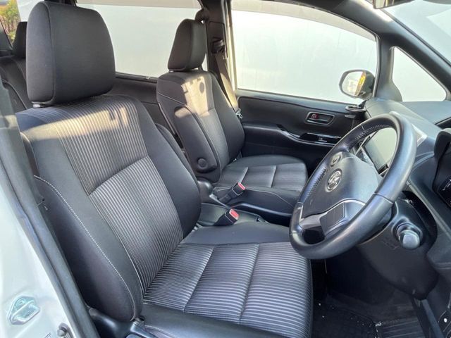 TOYOTA VOXY HYBRID 2017 Image 31