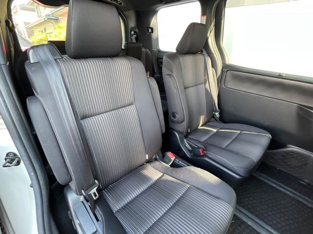 TOYOTA VOXY HYBRID 2017 Image 31