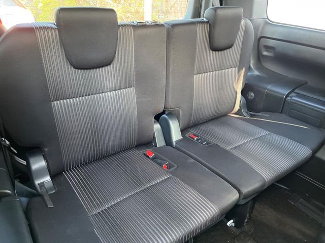 TOYOTA VOXY HYBRID 2017 Image 31