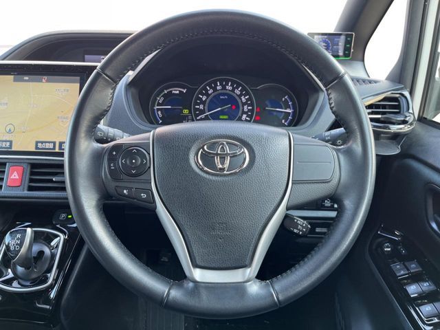 TOYOTA VOXY HYBRID 2017 Image 31