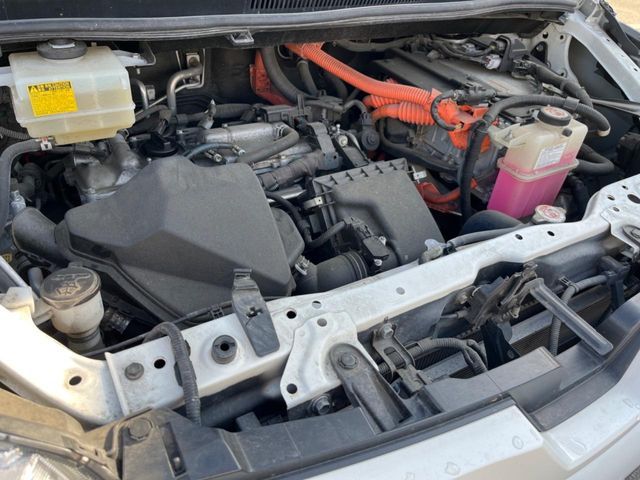 TOYOTA VOXY HYBRID 2017 Image 31