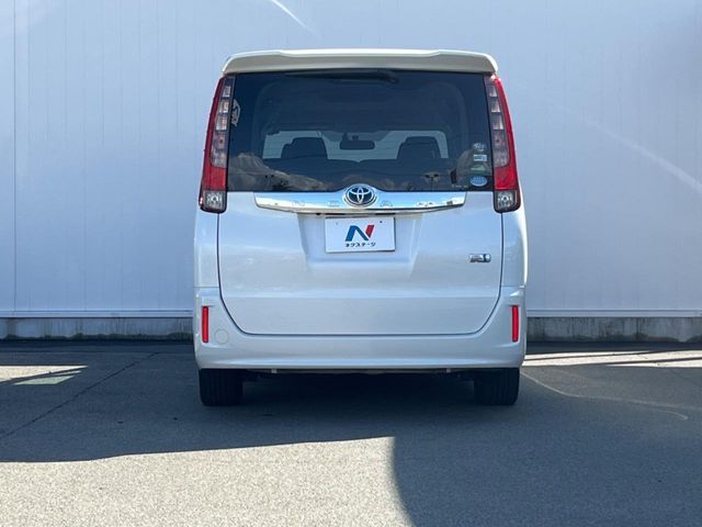 TOYOTA NOAH HYBRID 2015 Image 31