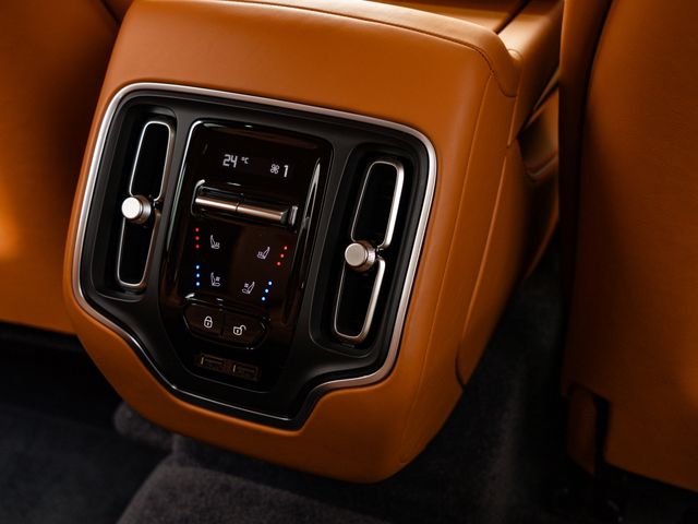 ASTON MARTIN SUV 2023 Image 31