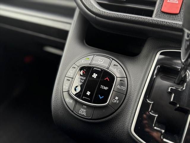 TOYOTA VOXY 2015 Image 31