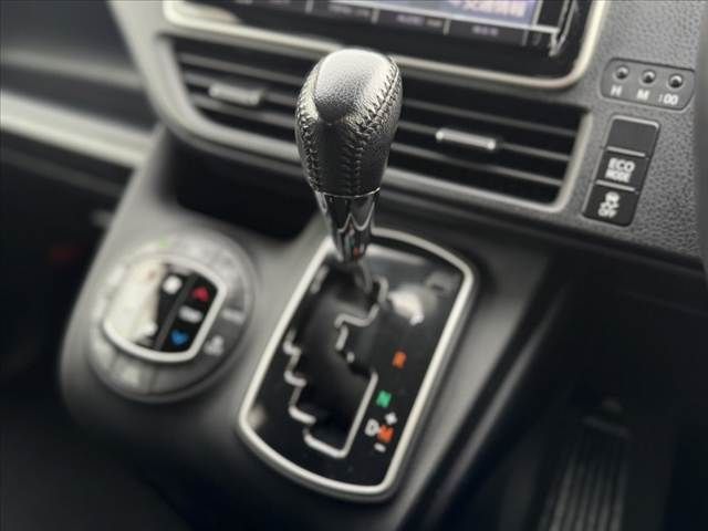 TOYOTA VOXY 2015 Image 31